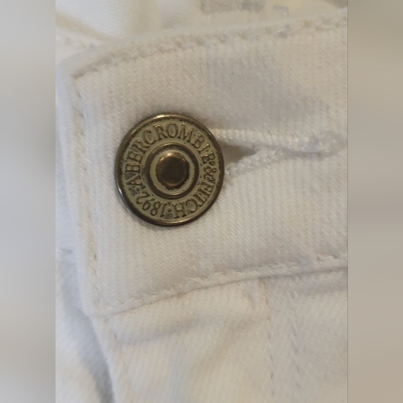 A&F Ladies White Jean's - Picture 5 of 8